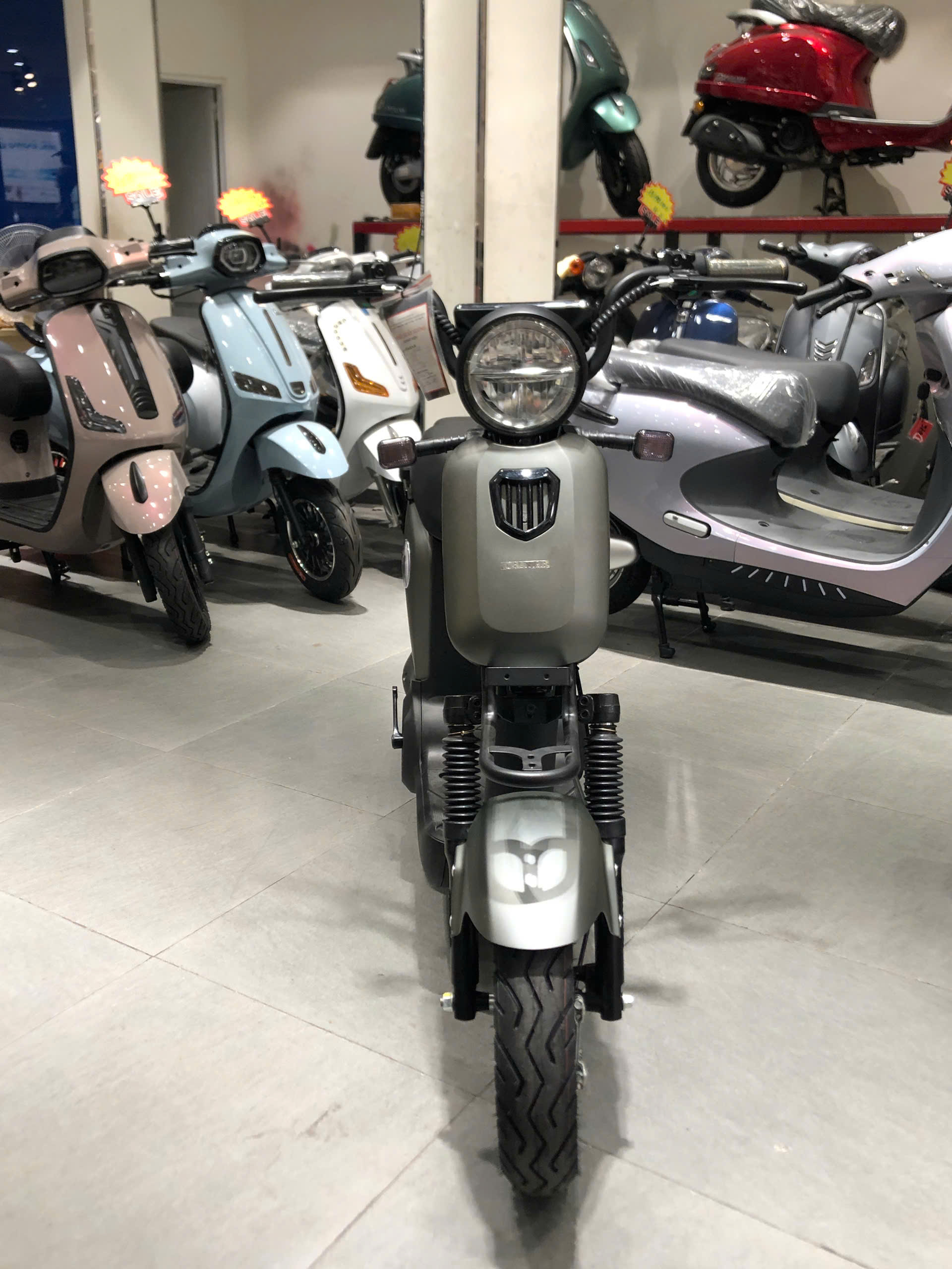 Đau Đầu Chọn Xe Cho Con Lên Cấp 3: Xe Ga 50cc Hay Xe Điện – Bài Toán Khó Của Phụ Huynh Việt